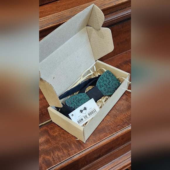 NWT Wooden Bowtie - Green with Black Painted Branches - Giftable - Picture 8 of 8